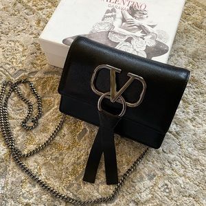 Valentino Garavani VSLING crossbody bag black with black chain- VLOGO - With tag